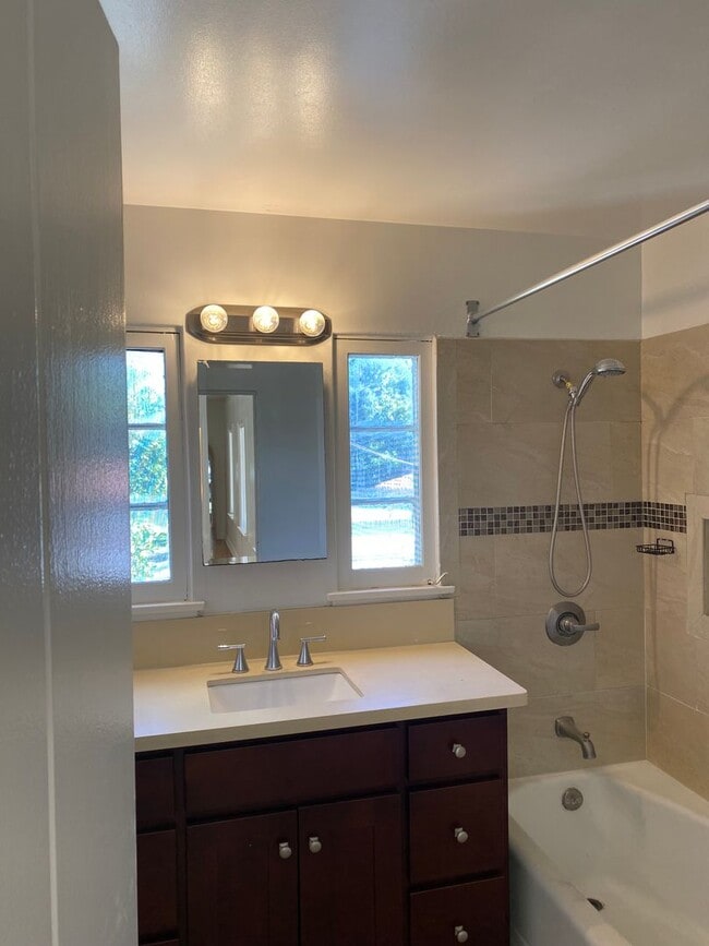 Building Photo - Beautiful 3 bedroom 2 bathroom in La Canada