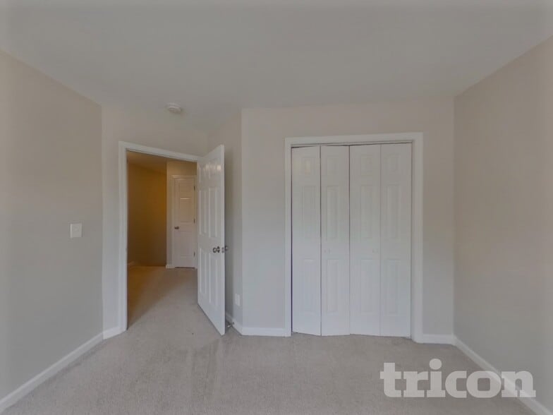 Building Photo - 2863 Iroquois Dr