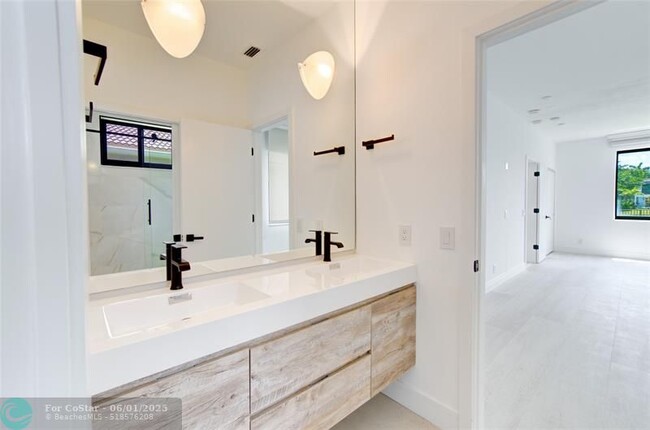 Building Photo - 2550 Jardin Terrace