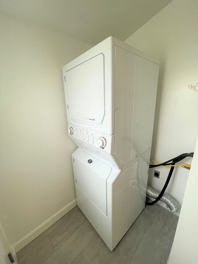 Building Photo - Remodeled Midtown Apartment w/Air Conditio...