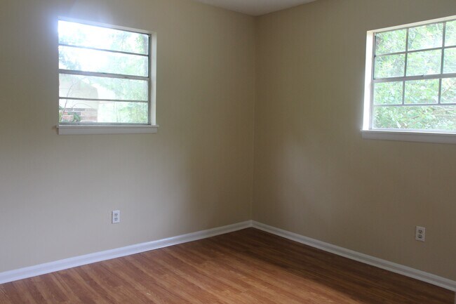 Building Photo - 2523 Beachview Dr