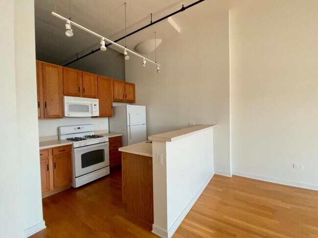 Older Appliances Pictured - 1224 W Van Buren St