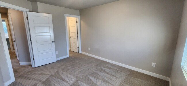 Building Photo - $2,000 OFF 4-bed, 3.5-bath Townhome Available Now!