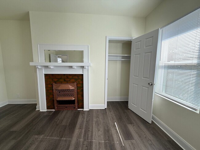 Building Photo - Updated 3BR 1.5 bath house with office/ of...