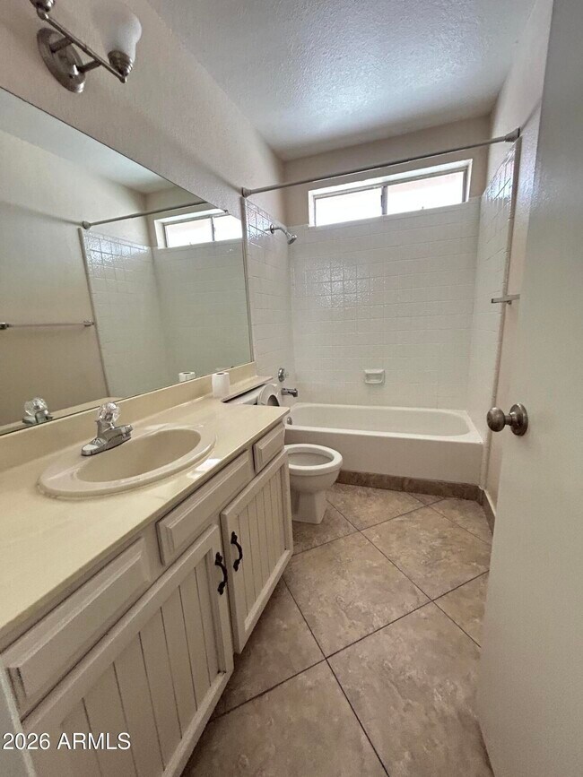 Building Photo - 4014 W Christy Dr