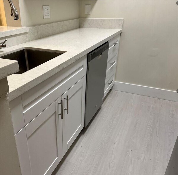 Building Photo - 2811 N Oakland Forest Dr