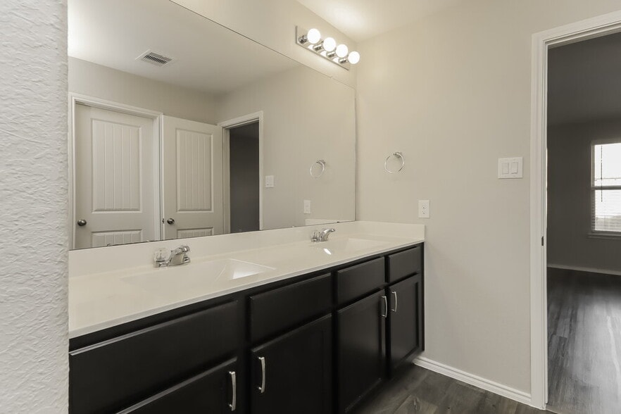Building Photo - 8102 Rose Petals Ln