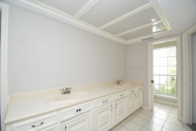 Building Photo - 538 Longview Dr