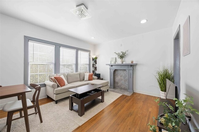 Building Photo - 1546 Lombardy St