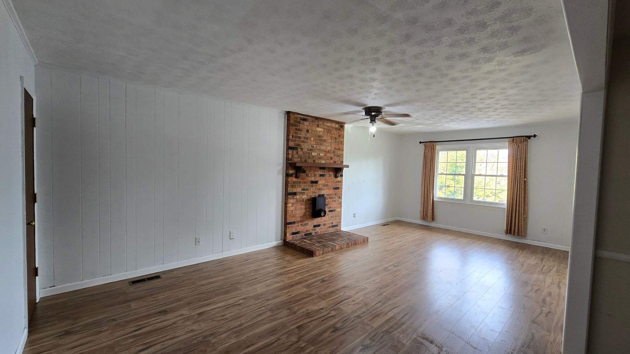 Living room view to front of house - 790 Vine St