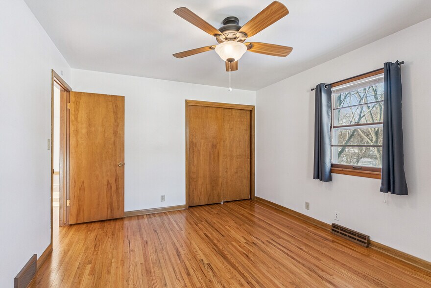 Building Photo - 3032 W 9th St