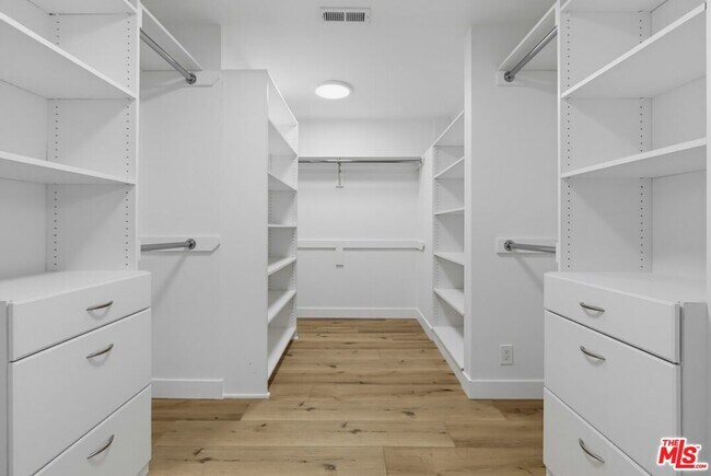 Building Photo - 435 N Oakhurst Dr