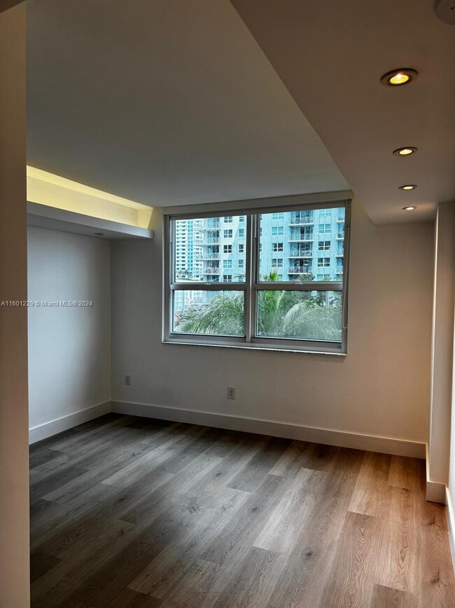 Building Photo - 1155 Brickell Bay Dr