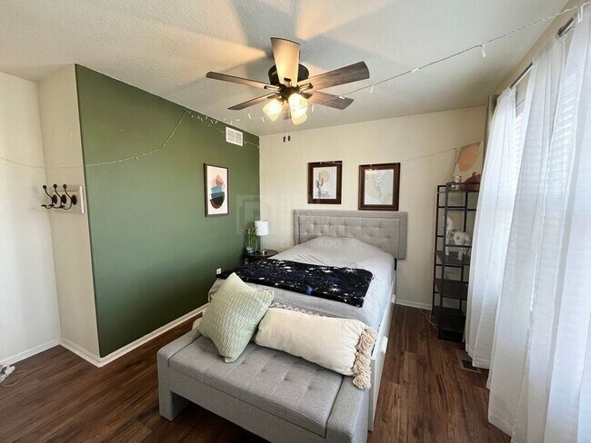 Building Photo - 13360 Olive St