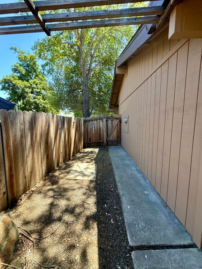 Building Photo - 2/2 duplex in Fair Oaks