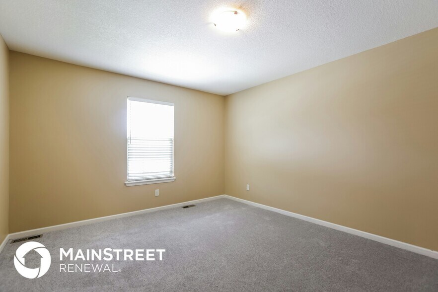 Building Photo - 300 Golfview Dr