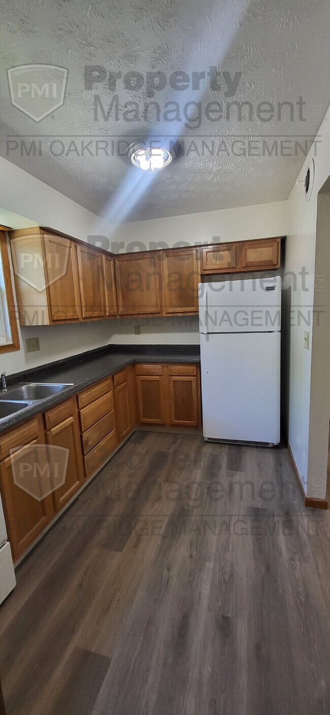 Building Photo - Lower 2 Bedroom Apartment