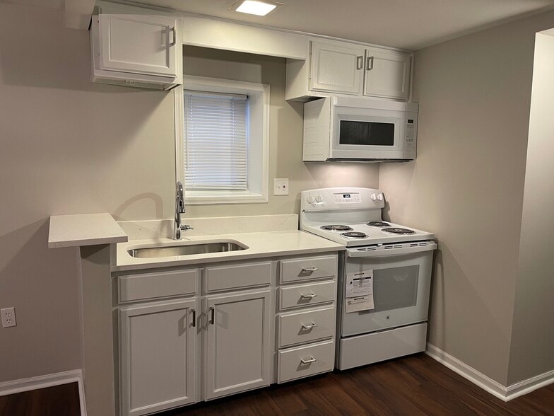 Quartz countertop new stove / microwave - 1316 Wisconsin Ave