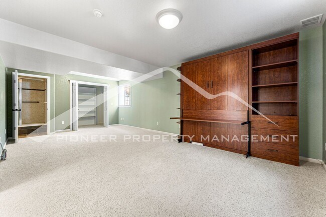 Building Photo - Beautiful Home with Fenced Back Yard and Cozy Fireplace