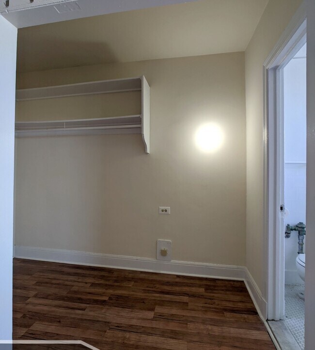 Building Photo - 3335 W Diversey Ave