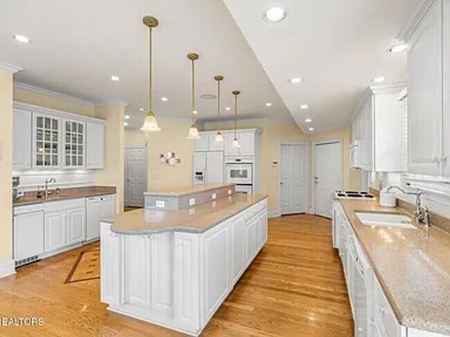 Building Photo - Luxury & Convenience!!