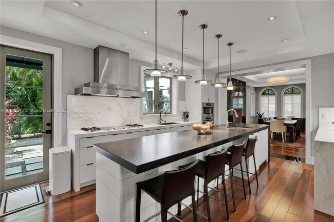 Building Photo - 932 Escobar Ave