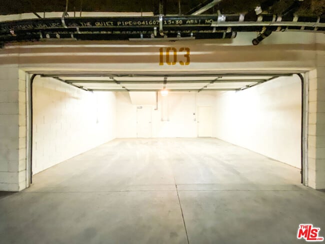 Building Photo - 904 E Windsor Rd