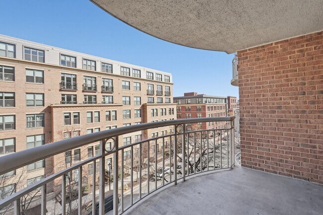 Building Photo - Updated 2BR Condo in Old Town Alexandria - 2 blocks to Metro