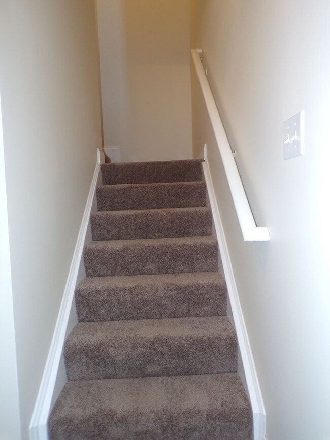 Building Photo - Odenton, 3 level twhs, end unit, Master su...