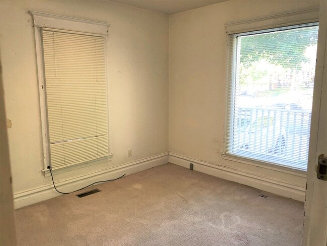 Building Photo - 614 S Clinton St