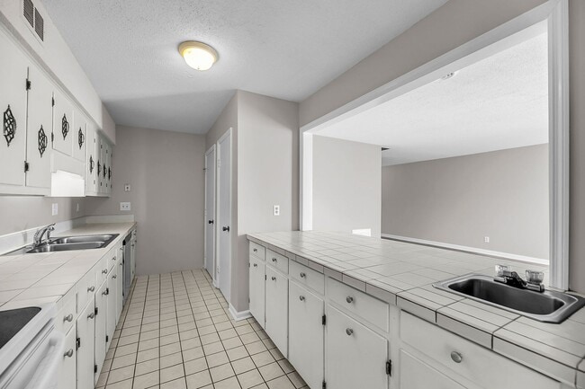 Building Photo - 2 Bedroom, 2.5 Bath Home with Flex Room on...