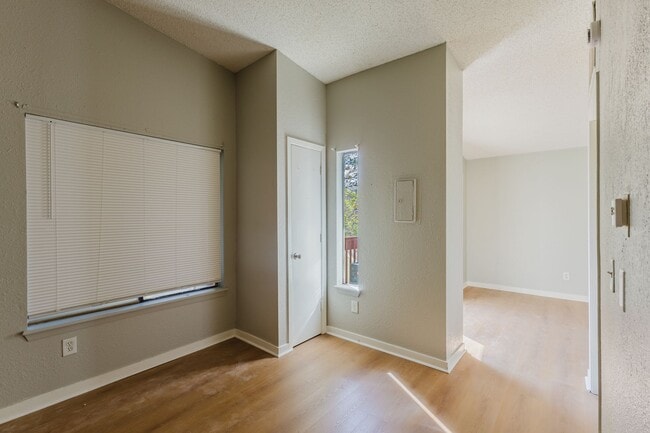Building Photo - 932 S Dearborn Way