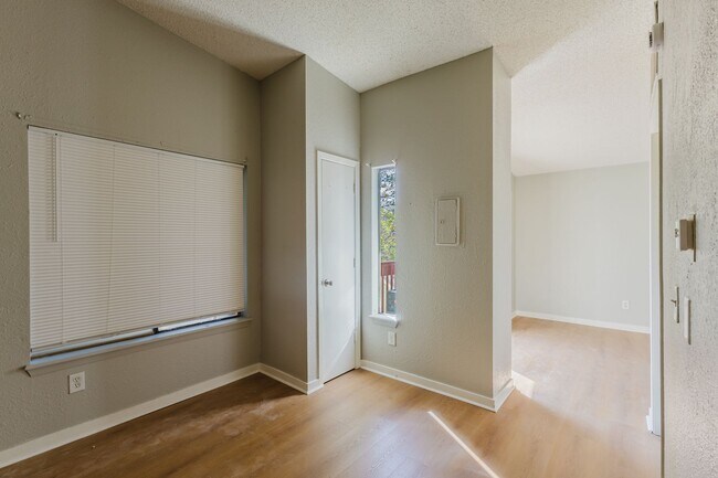 Building Photo - Penthouse level 1bed condo with private balcony