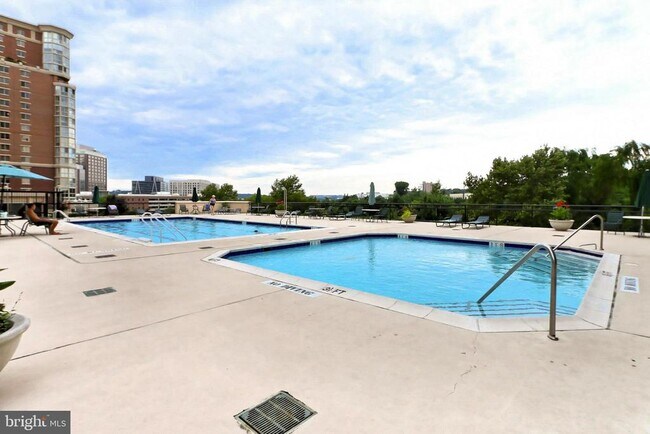 Building Photo - 2151 Jamieson Ave