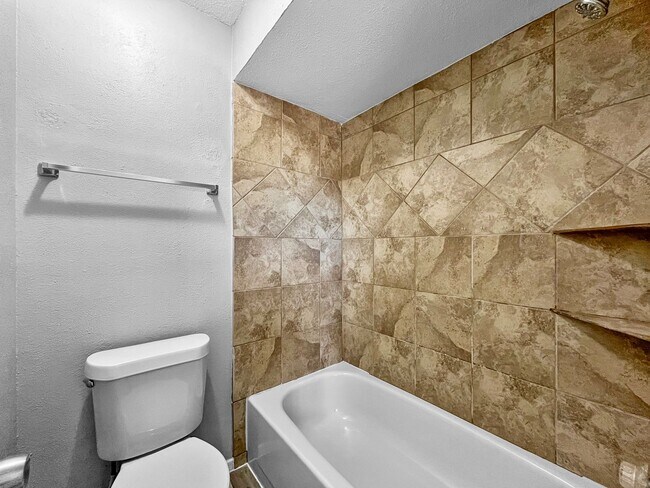 Building Photo - Updated 3-Bed Woodlake Home with Study & Covered Patio