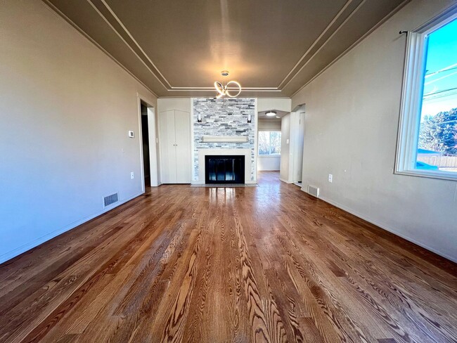 Building Photo - Move in special-$200 off first month's rent!