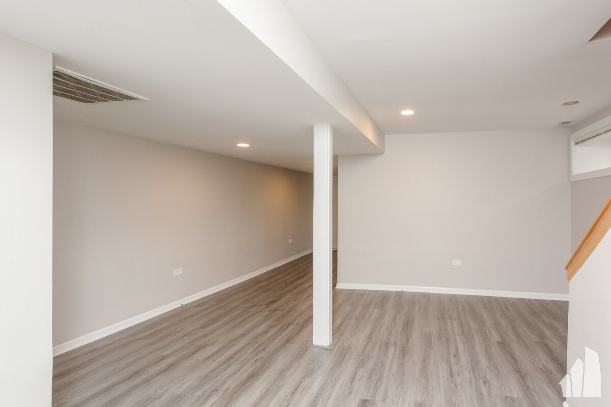 Building Photo - 845 W Lawrence Ave