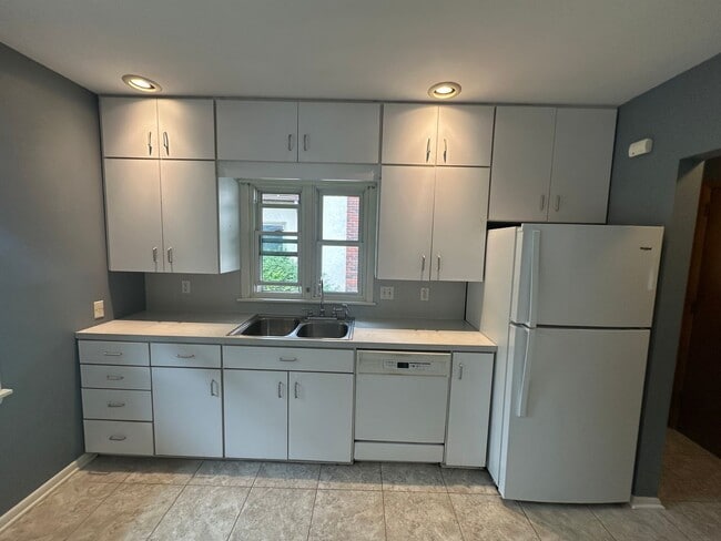 Building Photo - Beautiful Single Family Home Across from L...