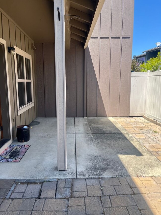 Building Photo - 3 Bedroom 2.5 Bath Townhouse