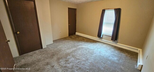 Building Photo - 608 N Valley Ave