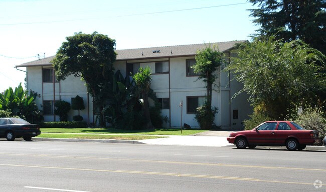 Building Photo - 2356 Montrose Ave