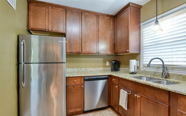 Building Photo - Beautiful three Bedroom One Bathroom For Rent