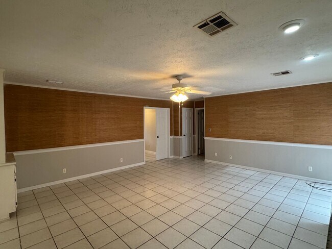 Building Photo - Large FOUR bedroom in Brentwood