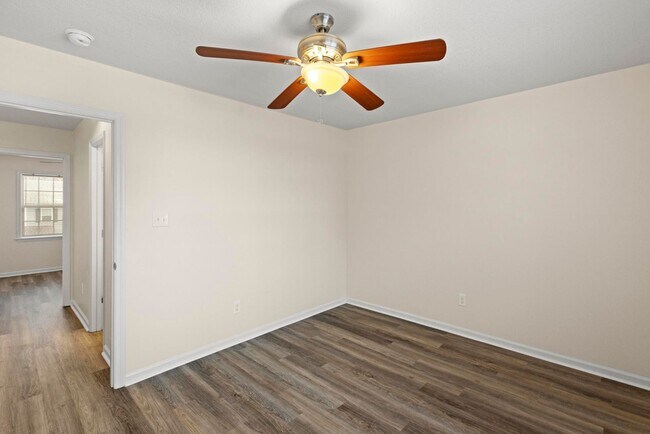 Building Photo - Adorable townhome with beautiful upgrades!