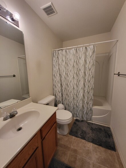 Bath upstairs - 968 Willow Creek Dr
