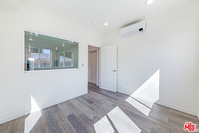 Building Photo - 5912 Satsuma Ave