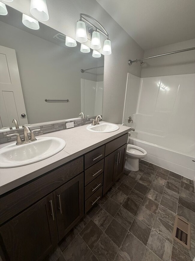 Building Photo - Must See Large Home in HOA Neighborhood!