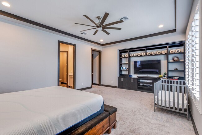 Building Photo - Stunning 5Bed/4.5 Bath home located in a prestigious guard gated community of Reverence in Summerlin