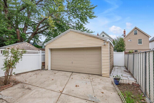 Building Photo - 71-39 Nansen St