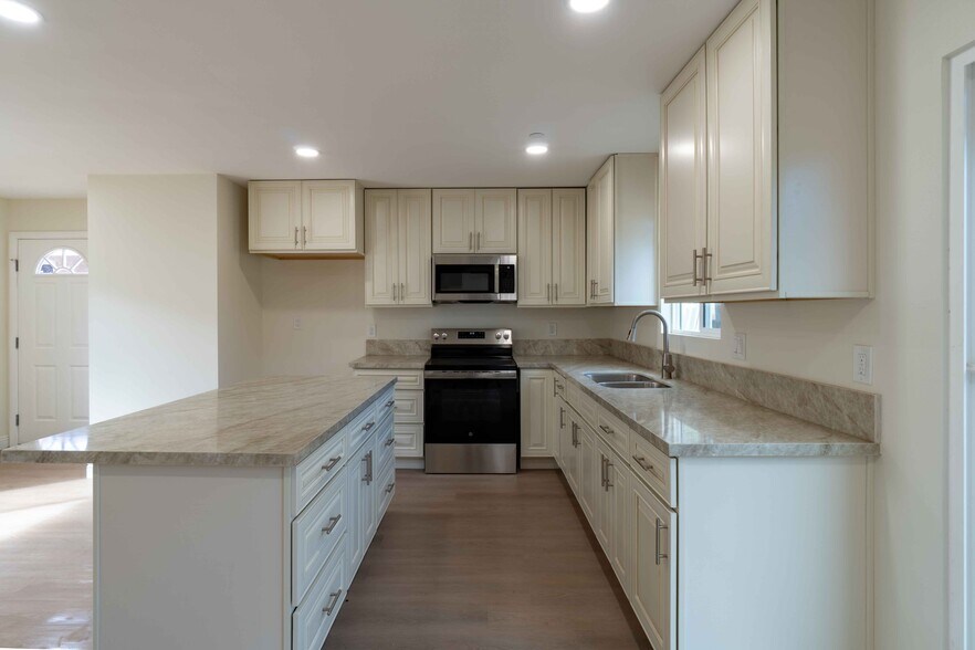 Primary Photo - 6 Princeton Ave